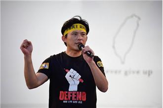 不滿公投法審查　黃國昌怒嗆張慶忠