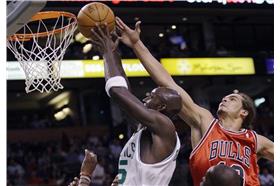 Kevin Garnett與Joakim Noah（圖／美聯社／達志影像）