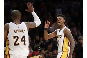 Kobe Bryant與Nick Young（圖／美聯社／達志影像）