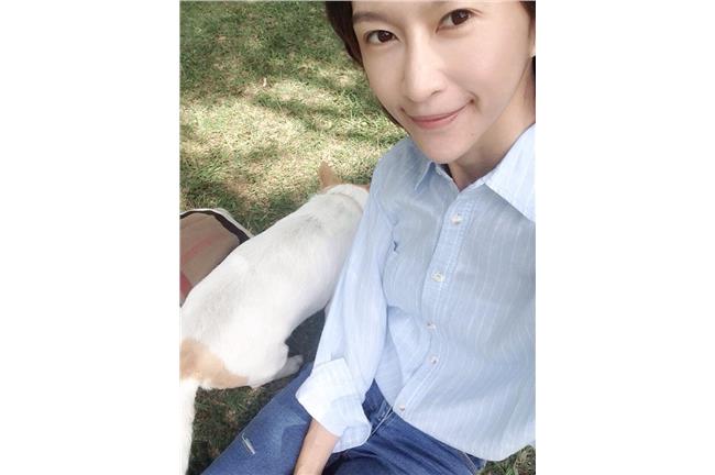 馬英九辭黨主席　鄉民女神請真奶！？