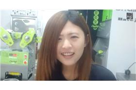 向飲料店女店員點賴茶(擷取至youtube)