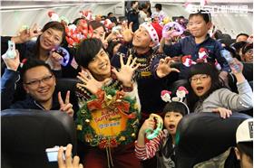 空中演唱會超級嗨，不管是不是特地參加的乘客，都忘情的跟浩角翔起大合唱。