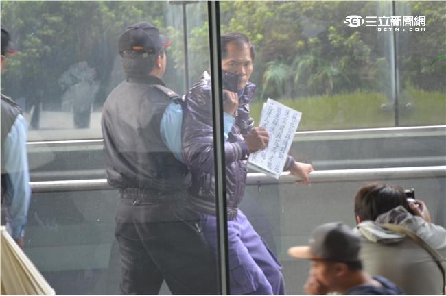 阿基師開記者會　柯賜海鬧場被帶走