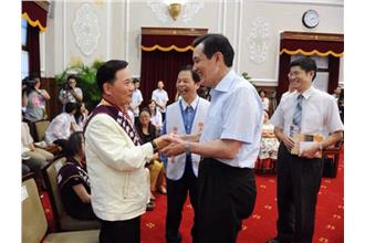 阿基師也難逃馬英九「死亡之握」？