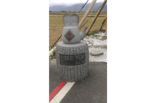 金城武樹旁有墓碑現蹤？裝置藝術嗎？