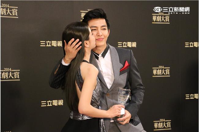 就是霸氣！炎亞綸捧李毓芬頭貼臉猛親