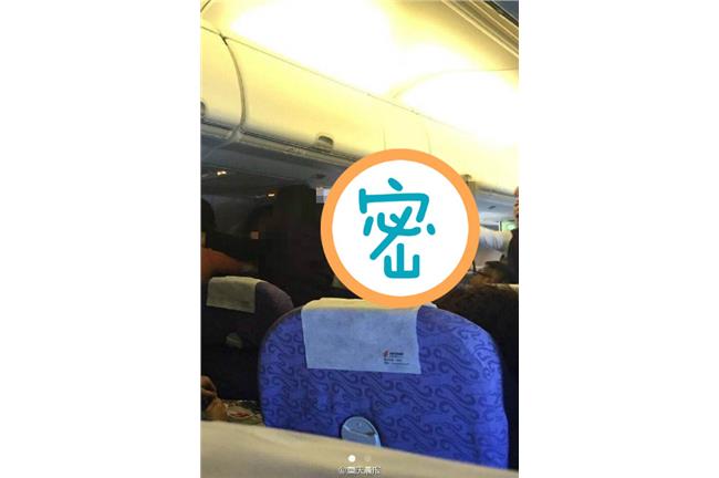 千尺高空打架！女航乘客頂頭大打出手