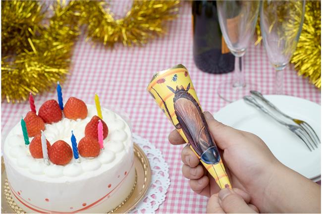 聖誕開趴炒熱氣氛　拉砲竟炸出...