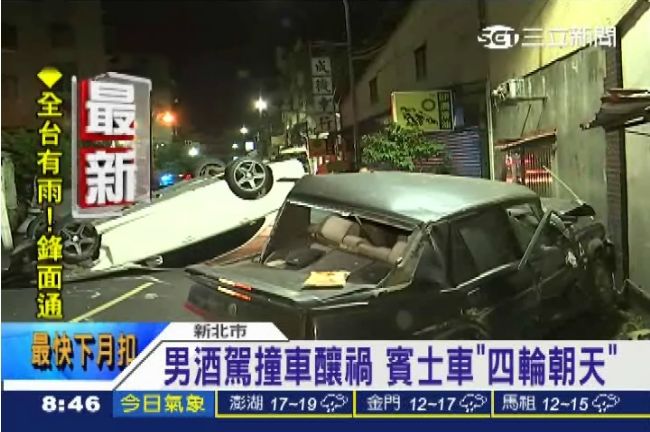 醉男開賓士四輪朝天　撞爛黑色轎車　