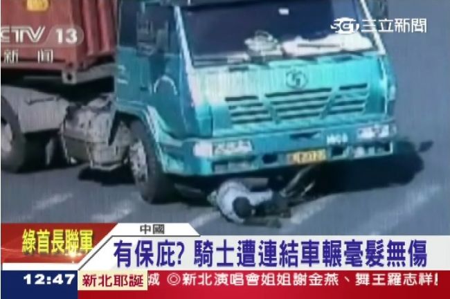 直擊！聯結車撞倒捲車底　男毫髮無傷