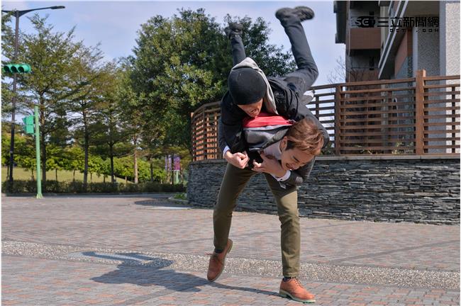 影／林佑威過肩摔救美人！魏蔓讚帥呆