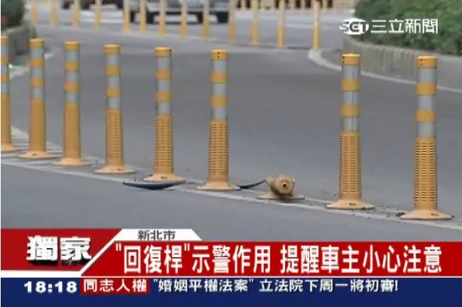 騎士自撞「回復桿」　命大倒地險遭輾