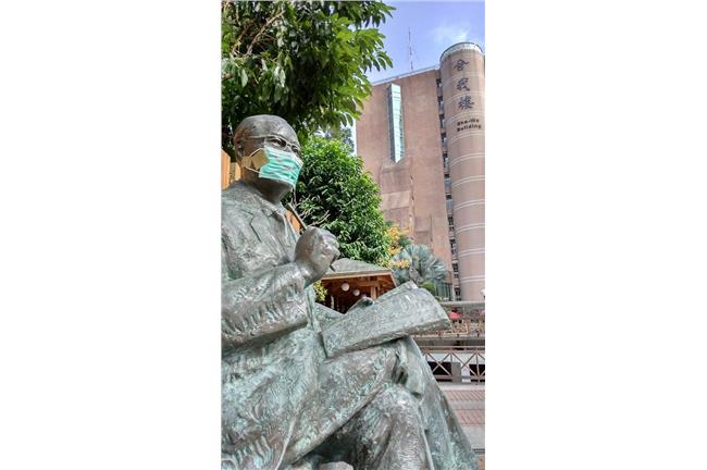 世新學生戴口罩　拒絕「校園戒嚴」！