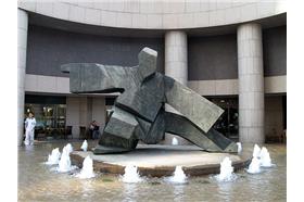 朱銘作品「單鞭下勢」（取自維基百科）