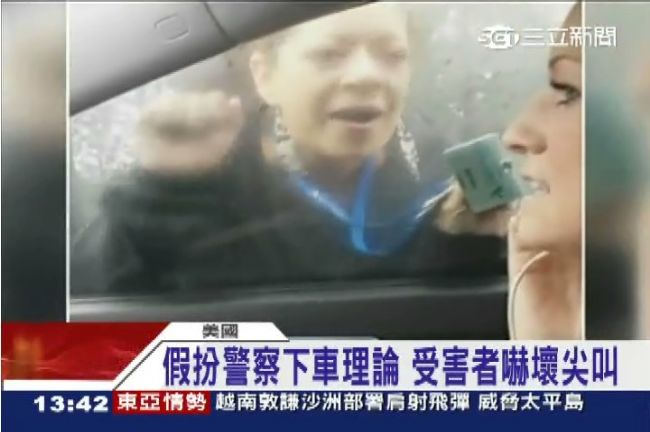 惡霸攔車！美瘋狂女駕駛扮警猛敲窗