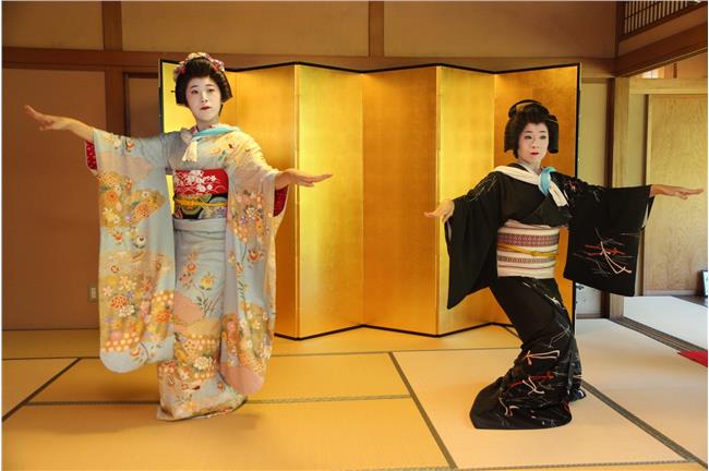 零距離！這裡讓你和藝妓聊天、玩遊戲