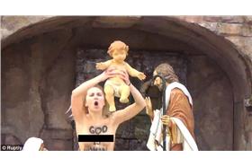 搶嬰兒像(翻攝至每日郵報)