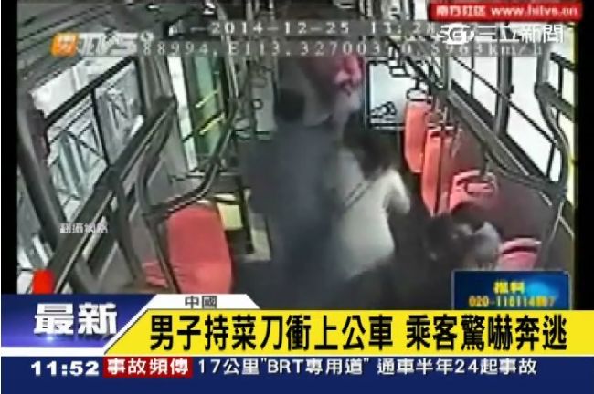 男持刀鬧公車　司機「神開導」逃一劫