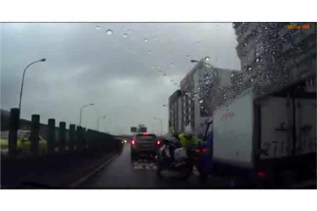 警察你也敢撞？網友：這算襲警吧！