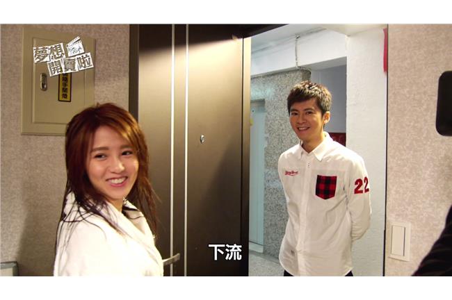 郭書瑤性感穿浴袍　李國毅口水吞不停