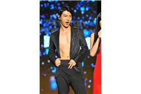 炎亞綸台中跨年深情獻唱，小露肌情全場失控。（圖／中天電視提供）