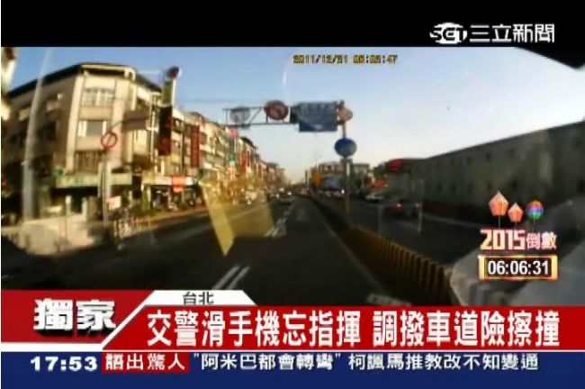 警忙滑手機忘指揮　調撥車道險擦撞