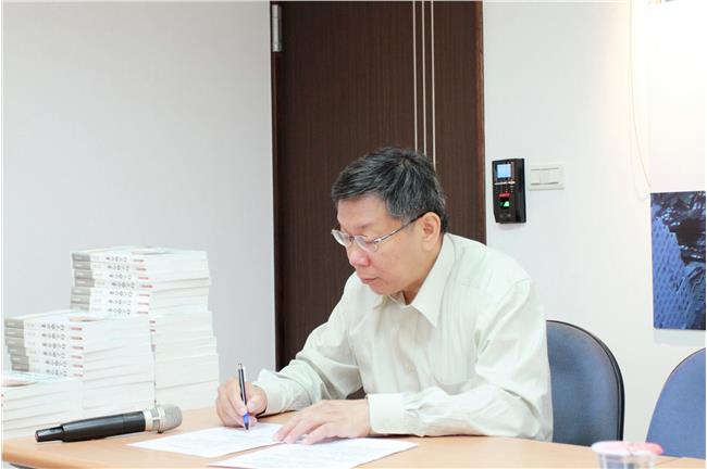 議員不開心　李新嗆柯：不是脫光最美