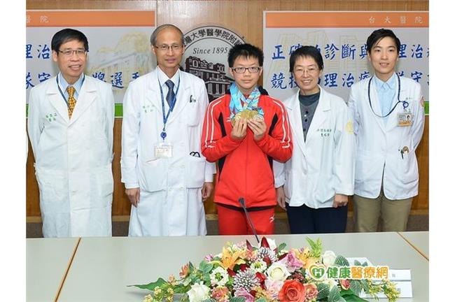 競技物理治療　助體操選手奪金牌