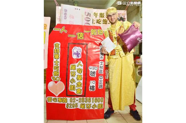 老外吳鳳超有愛心　夜煮臘八粥幫助街