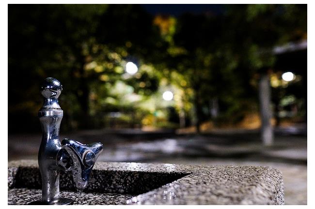 盜用公共財！老翁偷裝公園水80公升