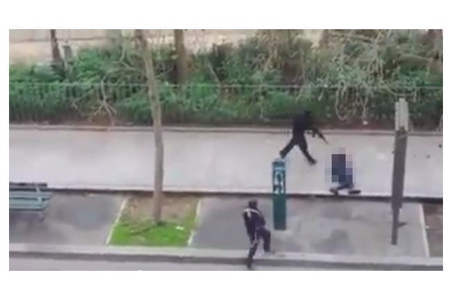 影／警中槍倒地　恐怖分子近距離補槍