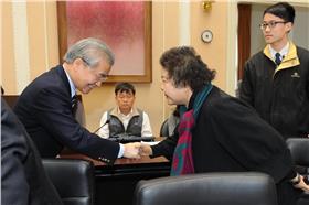 毛治國與陳菊握手(擷取自政院臉書)