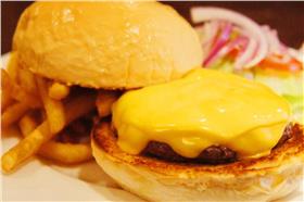 漢堡 圖／翻攝自Aniki Burger 阿尼基美式餐廳臉書、Bravo Burger發福景美店臉書、The chips 美式餐廳臉書、GARY BEE'69美式餐廳臉書、Evans Burger伊凡斯漢堡臉書