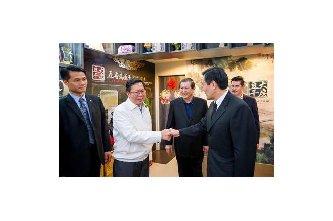 鄭文燦手握馬英九　段宜康：誠徵解方