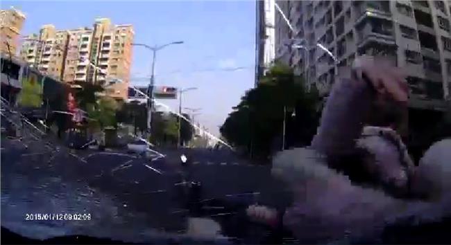 影片直擊／三寶駕駛「路上動的全都撞」