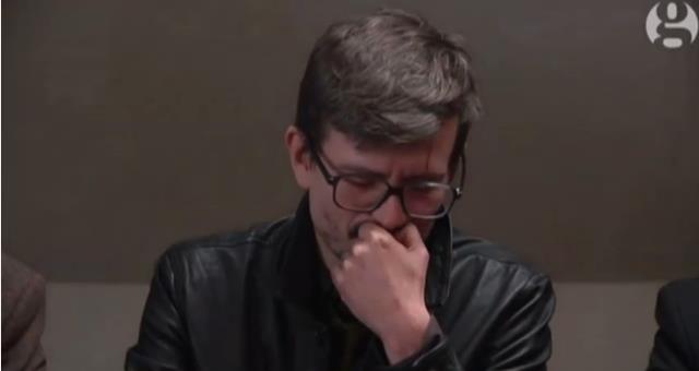 《查理周報》倖存畫家新刊記者會痛哭