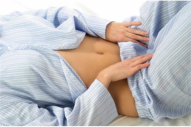 女腹部硬梆梆　竟取出撐滿膀胱球狀物
