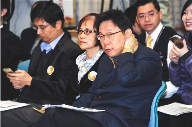 柯P再揮刀！官員出差只能搭經濟艙