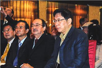 郝嗆公開資料　柯：你當市長怎不公開？