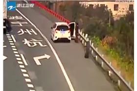 輪胎砸女_臉書影片