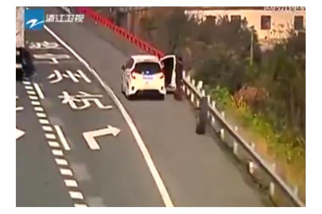 衰爆了！女停車透氣　被輪胎撞飛骨折