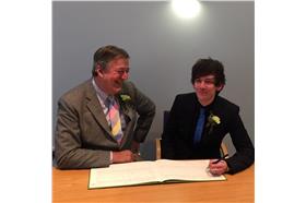 史蒂芬弗雷宣布與男友結婚／Stephen Fry Twitter