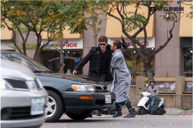 任容萱肉身擋車　王傳一險遭汽車撞飛