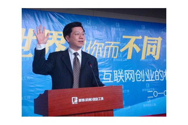 馬雲、雷軍圖？李開復：把病治好要緊