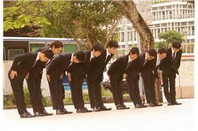 西裝男.上班族.排隊彎腰鞠躬_Akuppa John Wigham(C.C.授權)