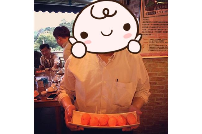 柯文哲的溫柔！手捧紅蛋眼神冒愛心