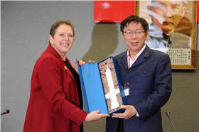 柯文哲,Baroness Kramer,送鐘, (台北市政府提供)