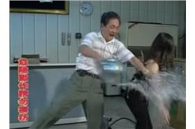 誇張賣藥膏 圖／翻攝自天帝海Youtube