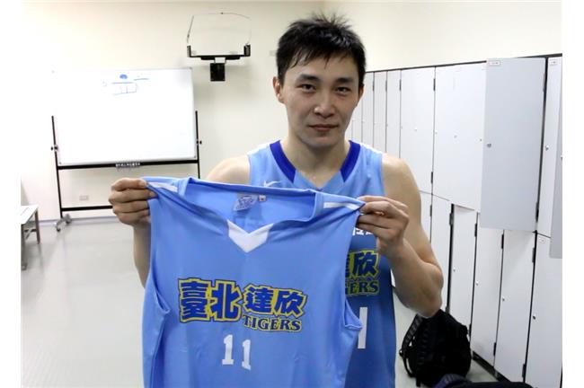達欣張智峰要送簽名球衣給粉絲哦！