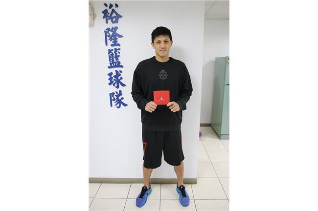 周士淵帶來了「喬丹皮夾」要送給各位